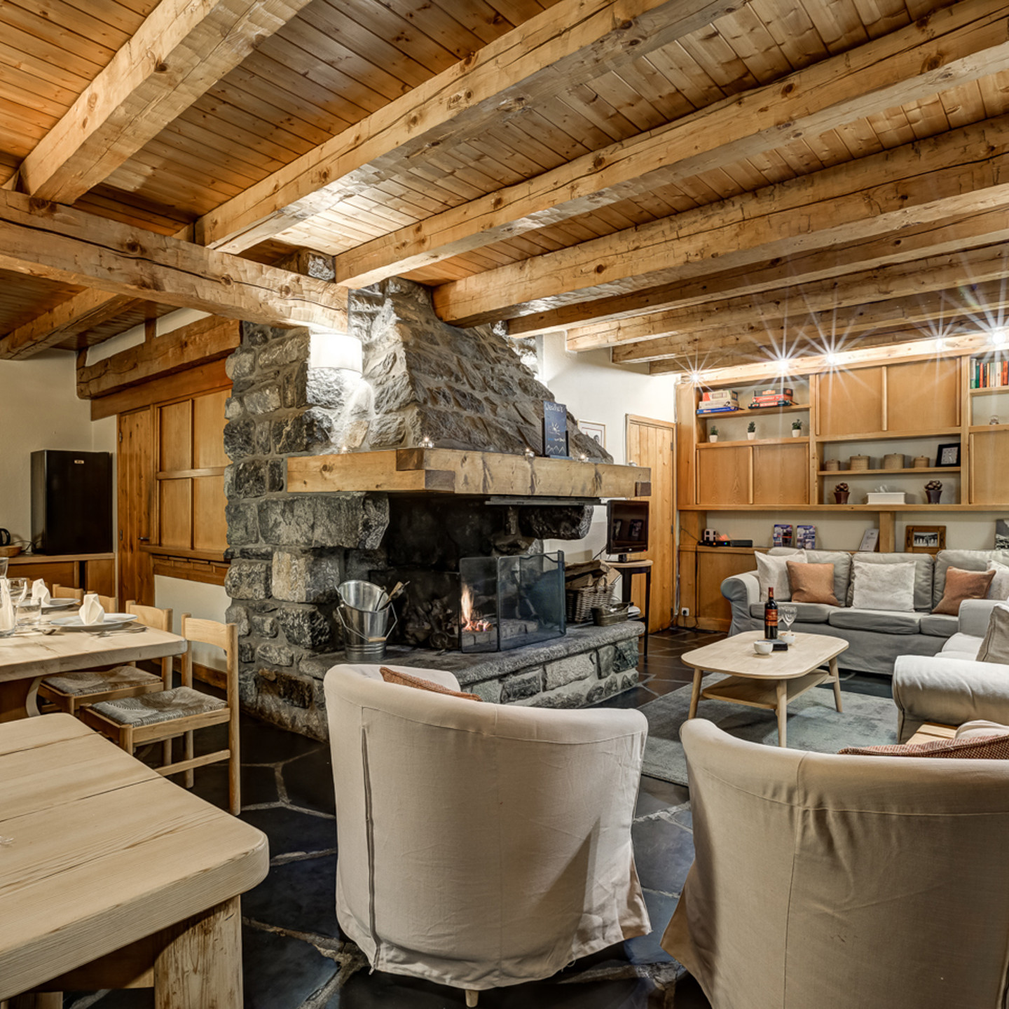 Chalet Cecilia Dining And Sittin At Nightime