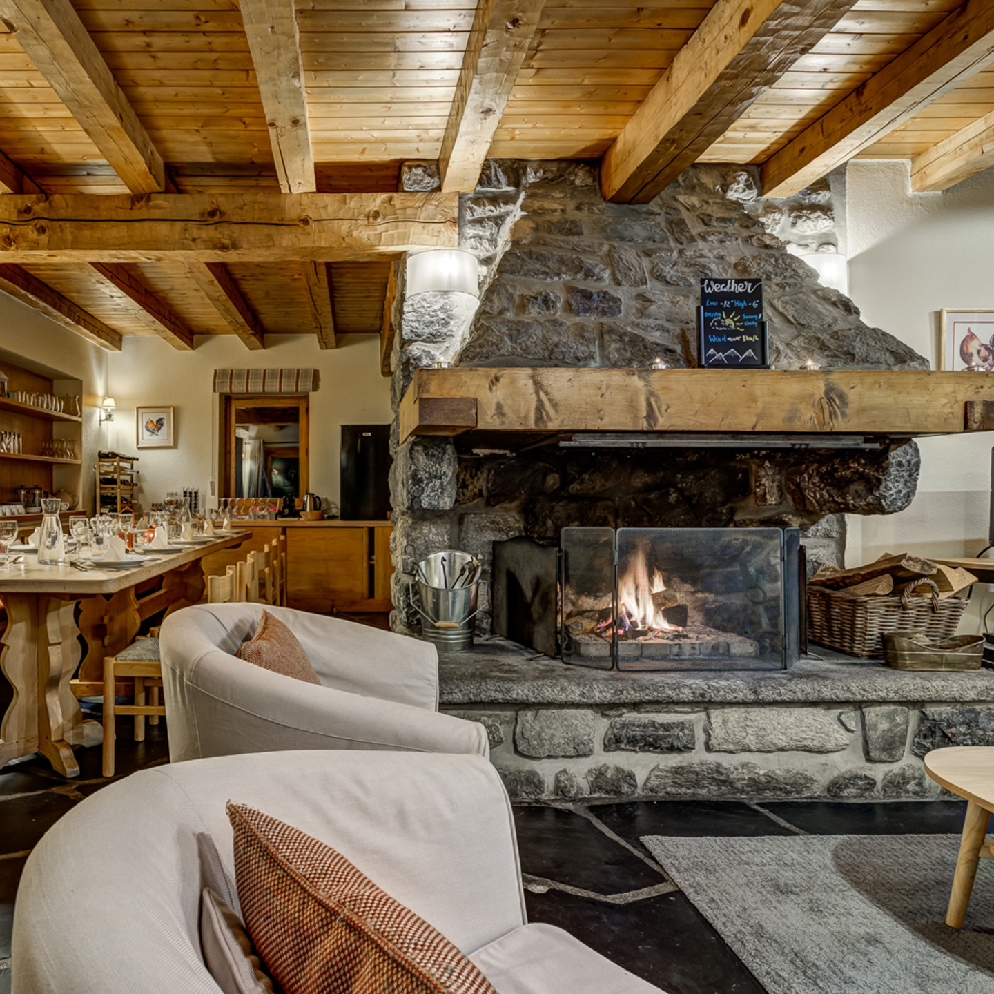 Chalet Cecilia Sitting And Dining With Fire