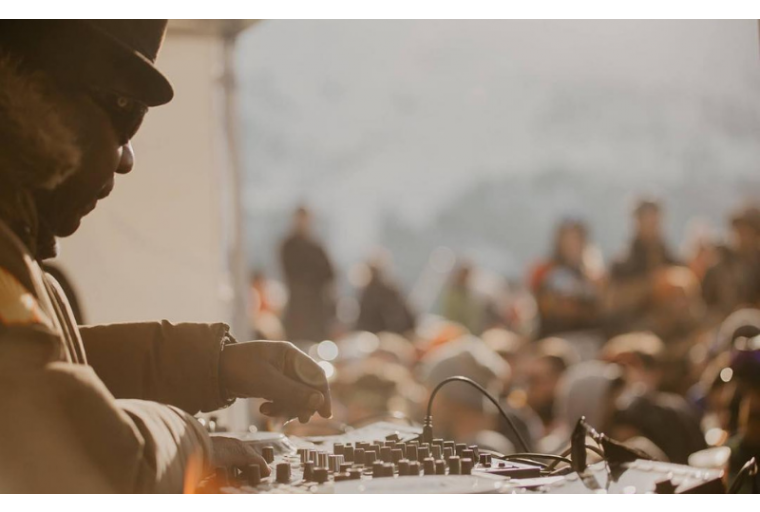 Ronnies Dj 800 X 500 Padwzc2mcw1mtisikzgrkzgriismf0