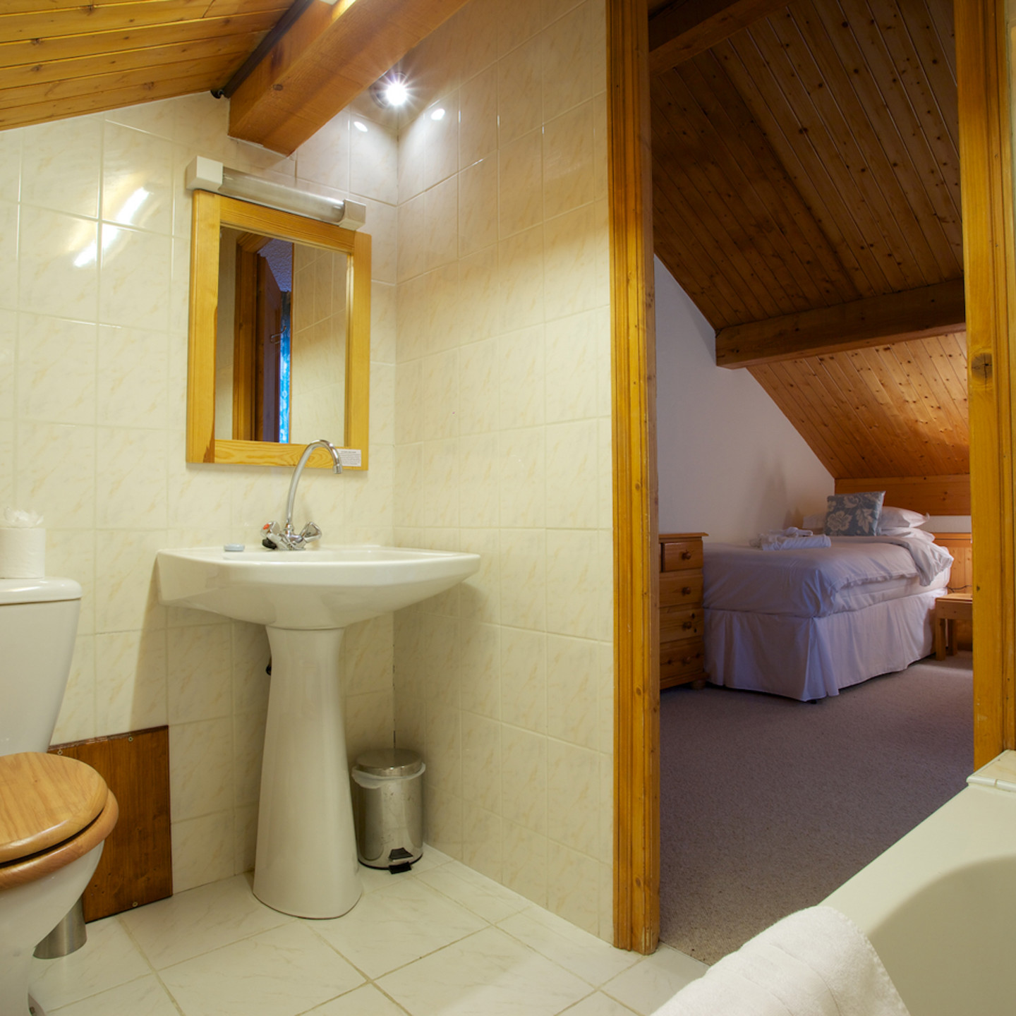 Veronica Room 5 Bathroom