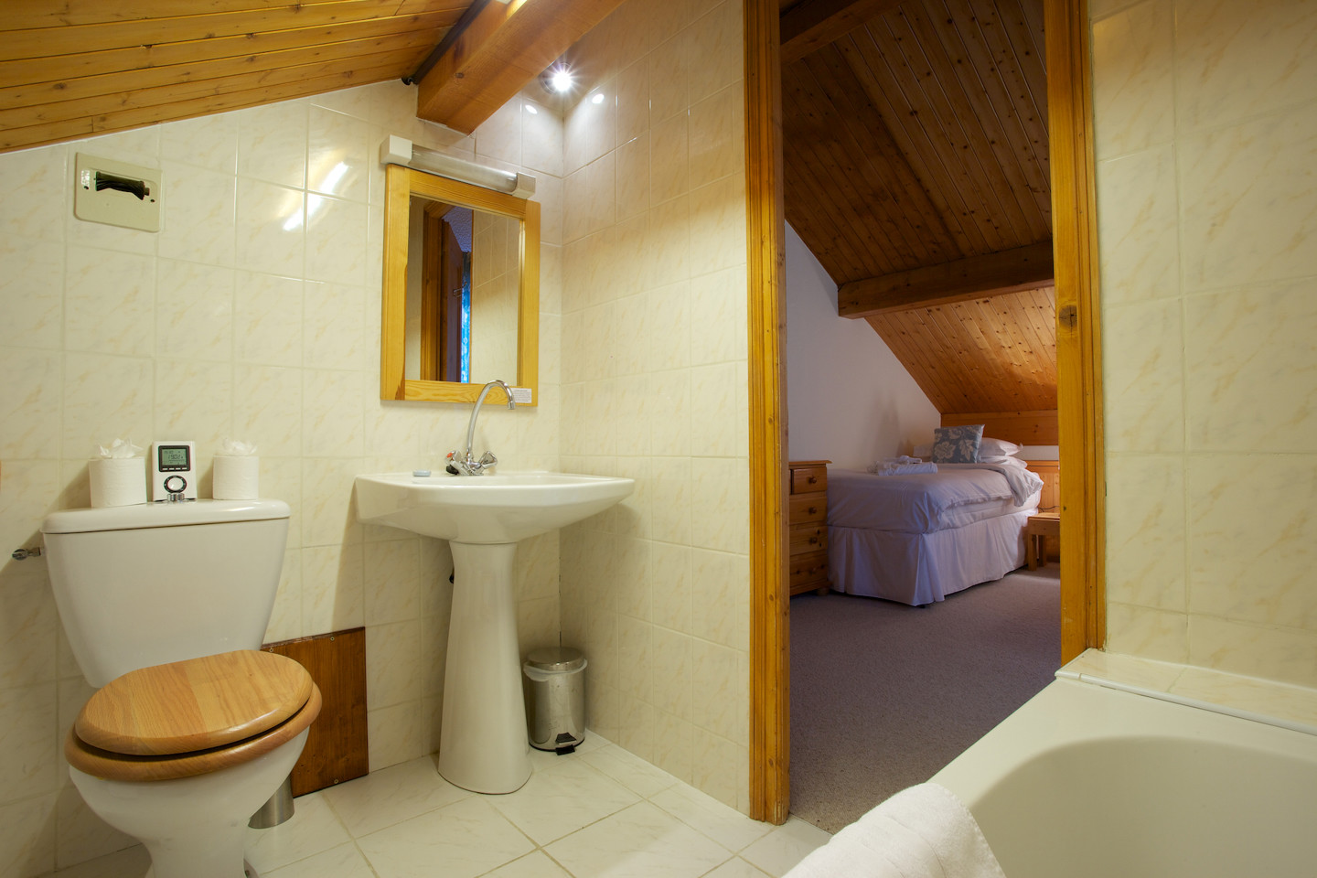 Veronica Room 5 Bathroom