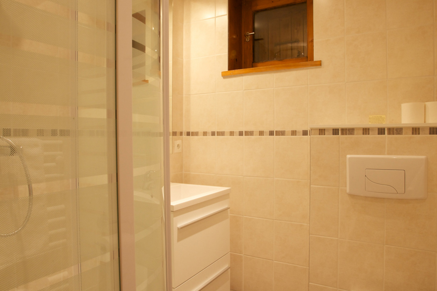 Veronica, Shared Shower Room Down Stairs