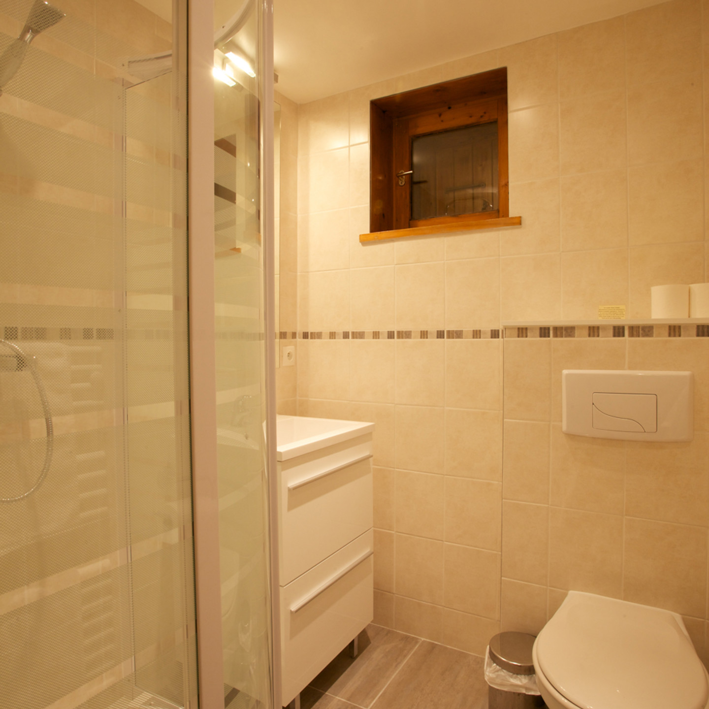 Veronica, Shared Shower Room Down Stairs